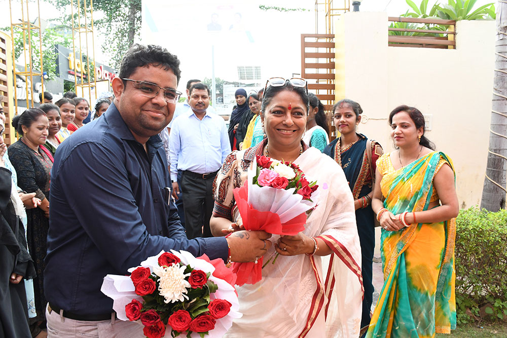 Honorable Kshipra Skukla receiving flower buffet during Vishwakarma Shram Samman Yojana closing program on October 26th 2024.