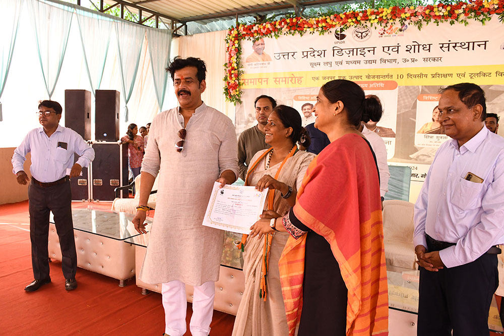 Distribution of toll kits and certificates to 450 artisans.