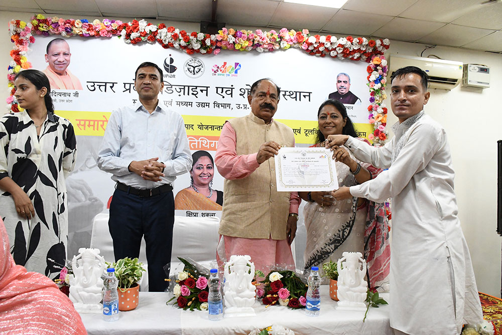 Chief Guest Chaudhari Uday Bhan Singh, Former Member of the Uttar Pradesh Legislative Assembly providing a certificate to a man in the ODOP Agra.