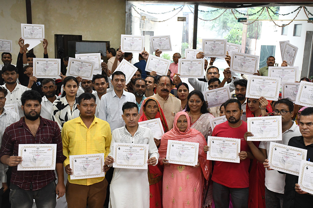 A group of people holding a certificate provided in the ODOP celebration at Agra.