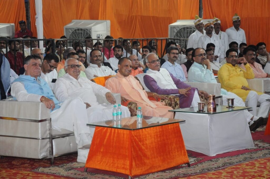 Bridging cultural heritage with governmental support for Varanasi’s artisans and weavers.