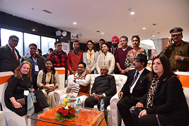 Uttar Pradesh’s textile artistry with a powerful demonstration led by Kshipra Shukla, Chairman of the UP Institute of Design & Research (UPIDR).
